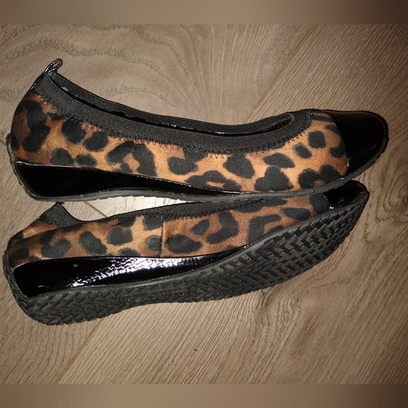 Kenneth Cole Blink Wink Flats - Picture 3 of 9